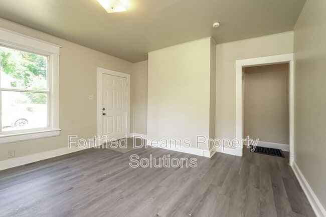 Building Photo - 518 W 20th St