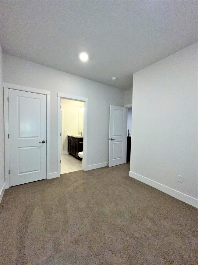 Building Photo - 18405 SW Buckhorn Dr