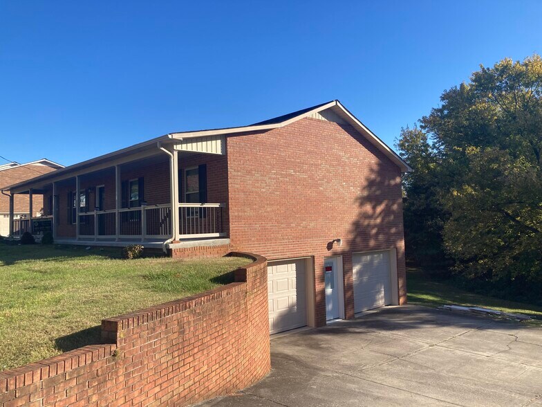 Building Photo - 490 Beechwood Cir