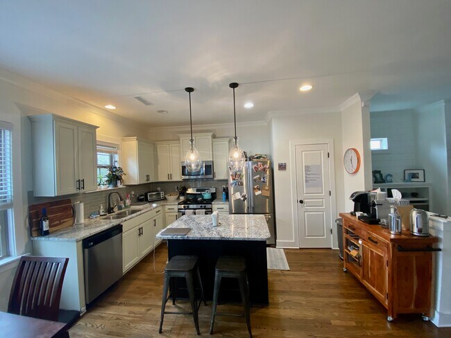 Building Photo - 307 Lyric St