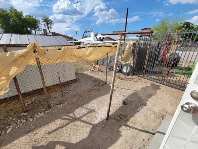 Building Photo - 820 S Arizona Ave