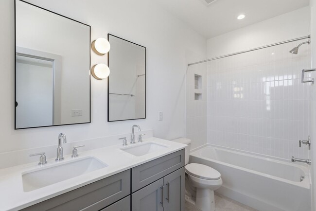 Building Photo - Luxurious 3BD, 3.5BA Chapel Hill Townhome with Modern Features Near Shopping, Dining, and Enterta...