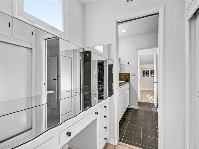 Building Photo - Welcome to this charming 3-bedroom, 2-bath...