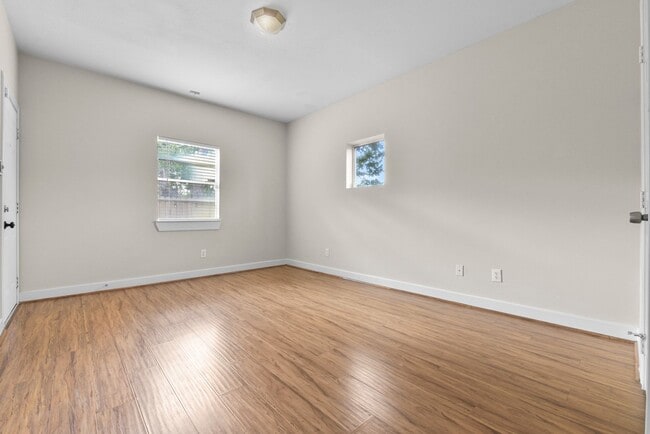 Building Photo - Charming 3-Bed, 2.5-Bath Home in the Heart of the Heights with Spacious Yard & Prime Location