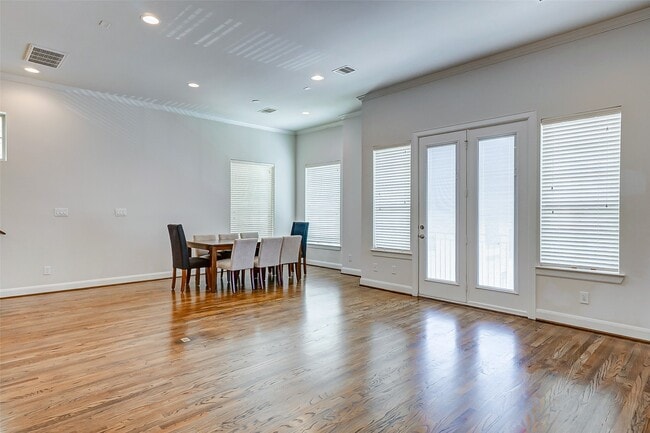 Building Photo - 2209 Chenevert St