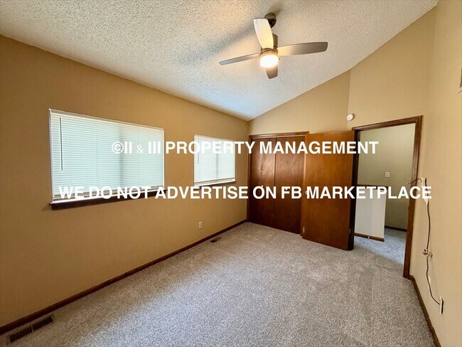 Building Photo - 1424 E Mart-Way Cir