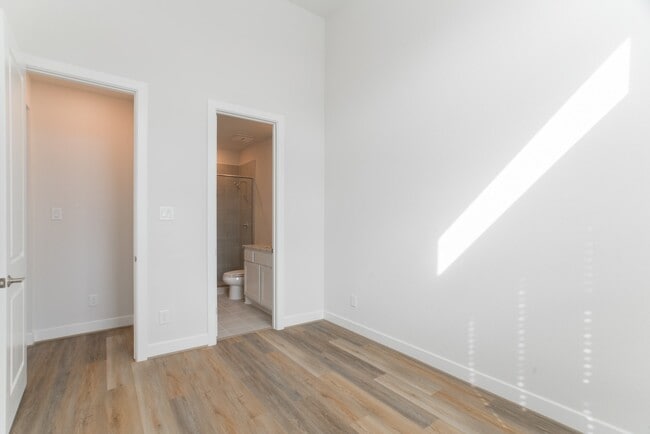 Building Photo - 11 Mariposa Wds Dr