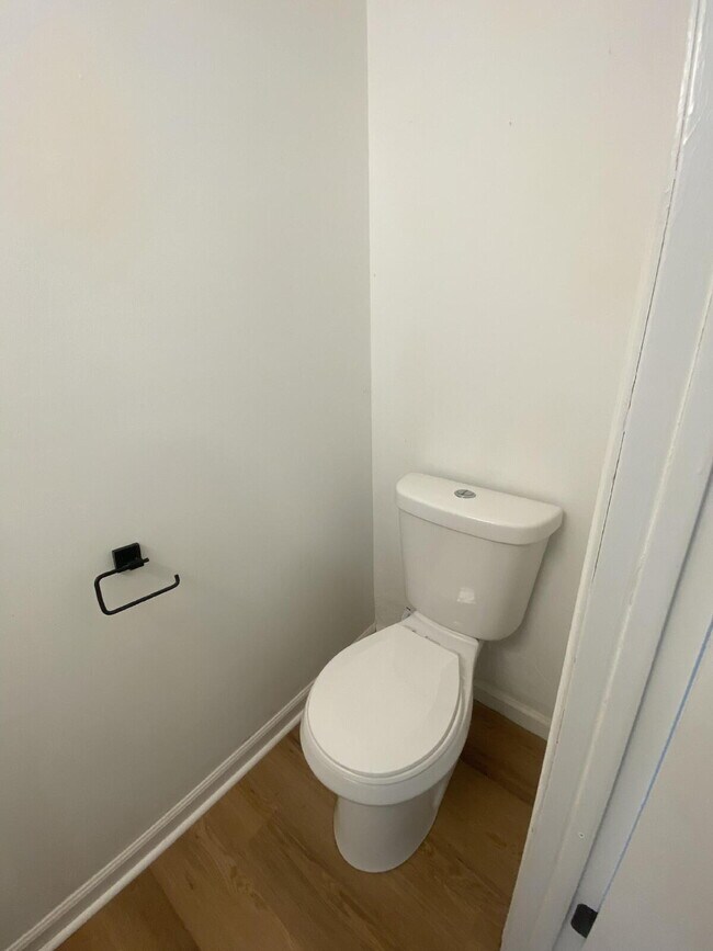 Building Photo - Charming 2 Bed, 1.5 Bath in the Heart of East Nashville