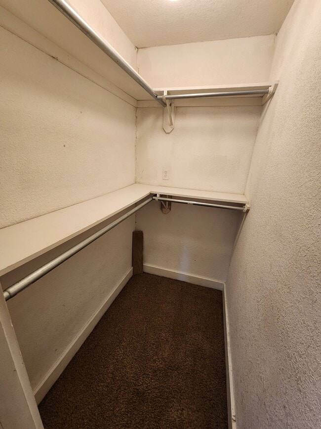 Building Photo - 426 W 5th