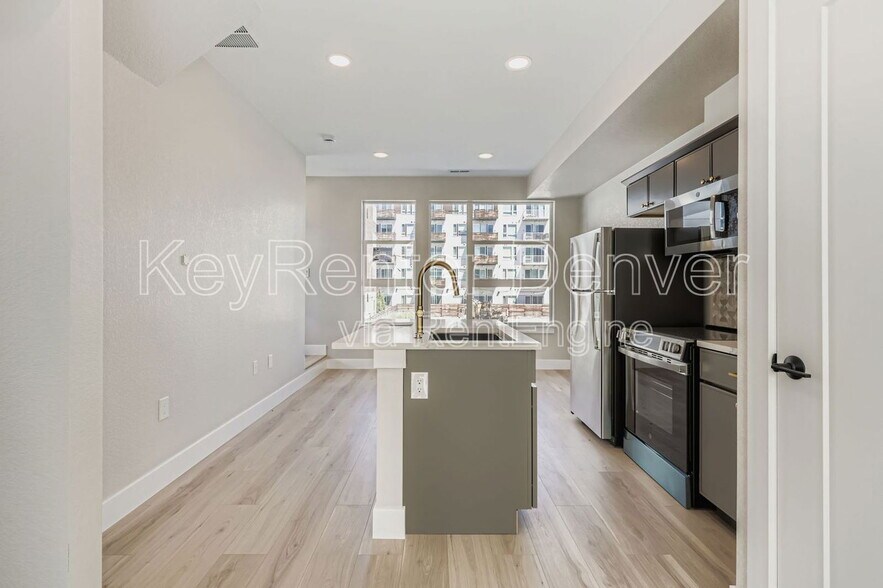 Building Photo - 4100 E Warren Ave