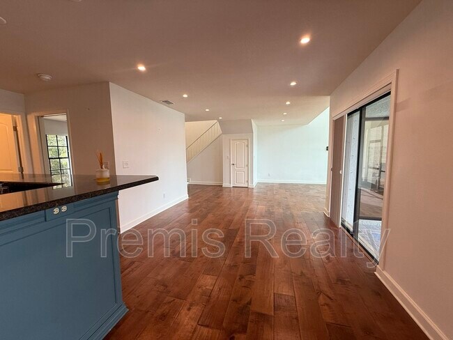 Building Photo - 1070 Sanibel Ct