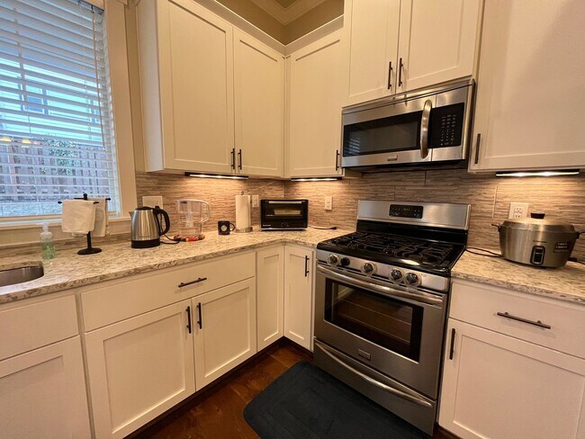 Building Photo - Beautiful Beaverton 3 Bedroom 2.5 Bathroom ~ Home In River Terrace w/ Level 2 EV Charger in Garage!