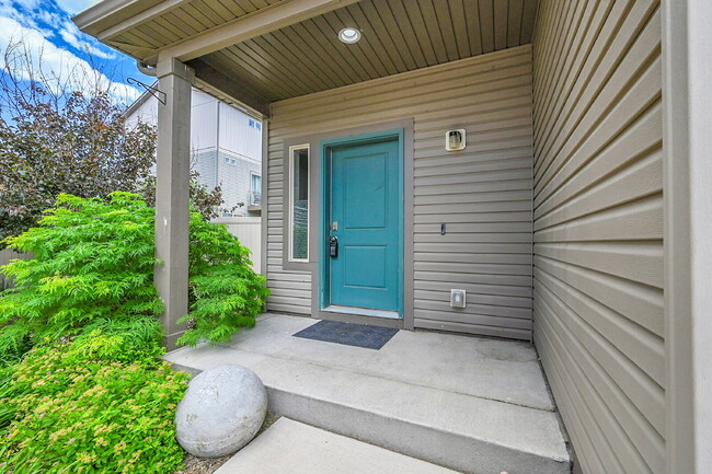 Building Photo - $2,350.00, 3 bed, 2.5 bath located in Colo...
