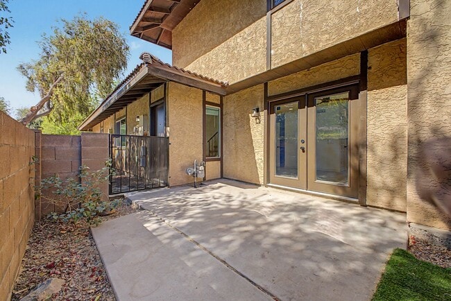 Building Photo - Remodeled 3BR End Unit Townhome in South Tempe | Private Yard + Covered Parking