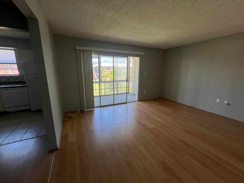 Spacious living room looking toward private sceened-in deck in backgrfound - 3535 41st Ter S