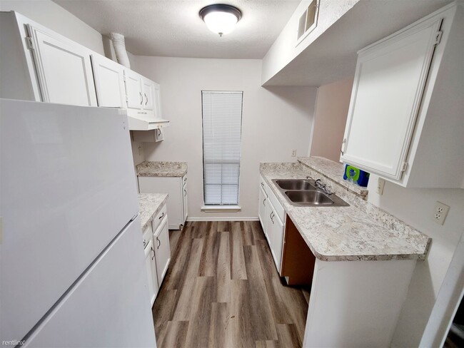Building Photo - 2 br, 1 bath Duplex - 624 West Warrior Trail