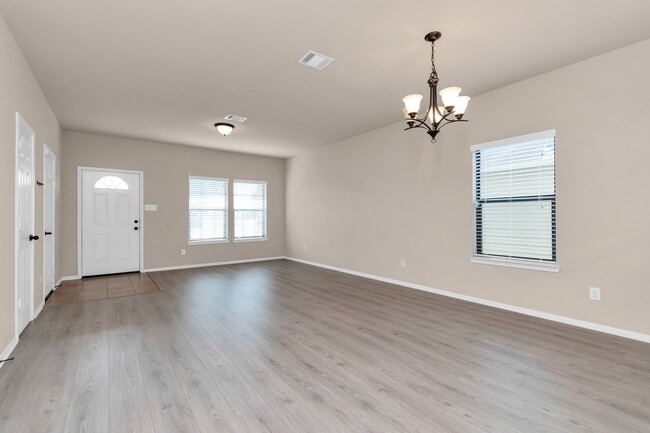 Building Photo - 5635 Round Robin Dr