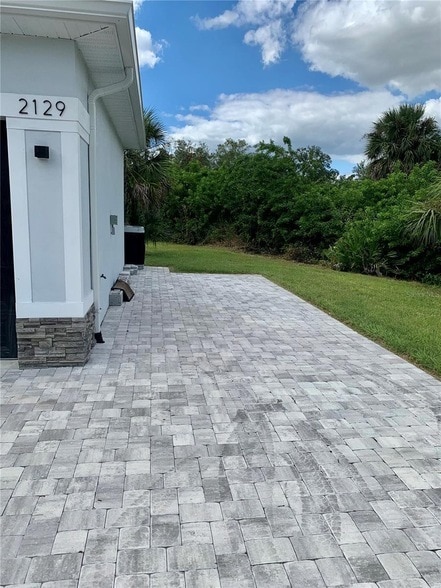 Building Photo - 2129 Lorraine Dr