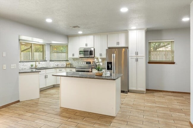 Building Photo - 2508 NE Turtle Creek Dr