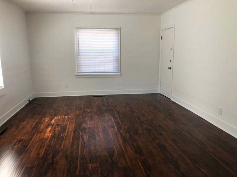 Building Photo - 630 NE Gray Ln