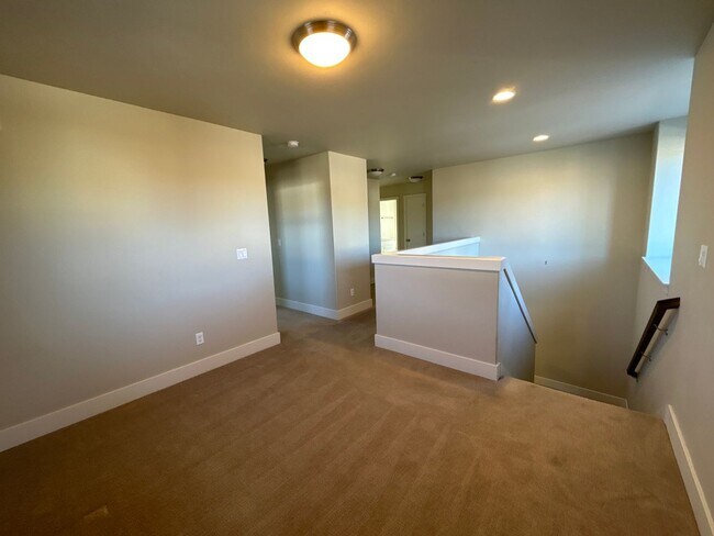 Building Photo - Beautiful 3 Bedroom Home in Tuscany Pines