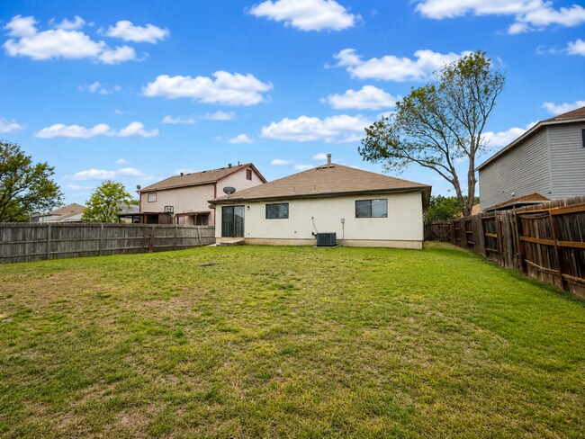 Building Photo - Charming 3 Bedroom Home with Fireplace in Meadow Brook Converse