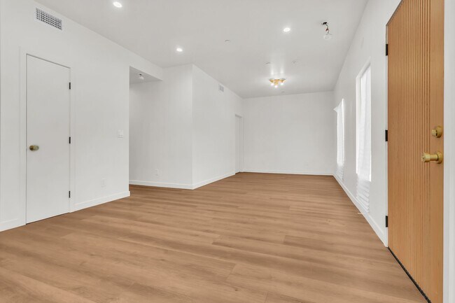 Building Photo - 414 S Ave 56