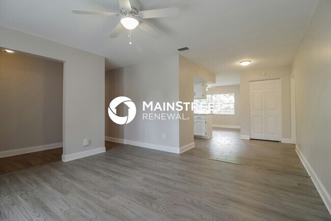 Building Photo - 4 Bedroom Pet-Friendly Home in Orlando, FL with Main Street Renewal