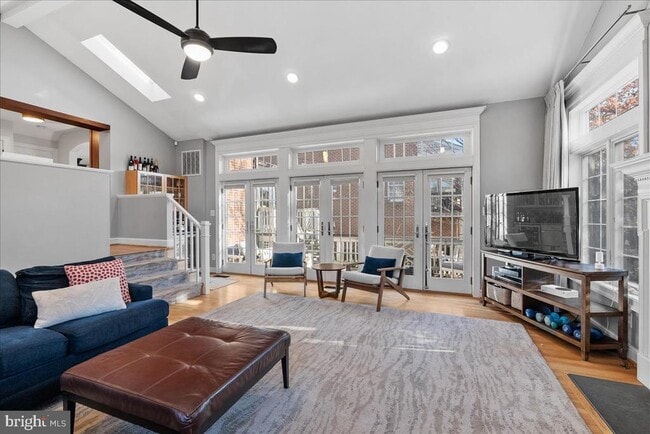 Building Photo - 2412 N Columbus St