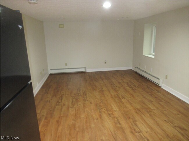 Building Photo - 11635 Ravenna Rd