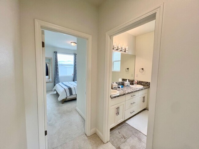 Building Photo - Beautiful 4 Bedroom Home in Clovis!