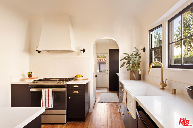 Building Photo - 1363 Spazier Ave