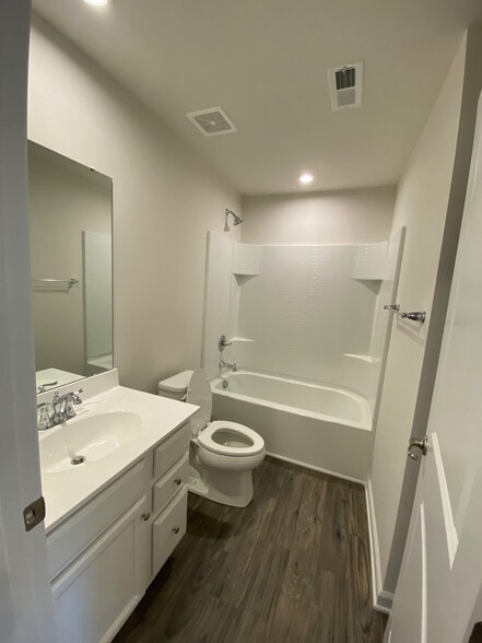 Building Photo - Room in Townhome on Valley Walk Dr