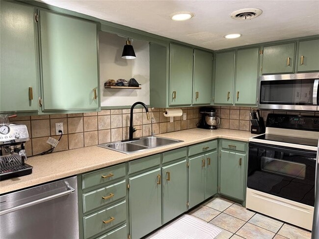 Building Photo - 1327 Canterbury Blvd