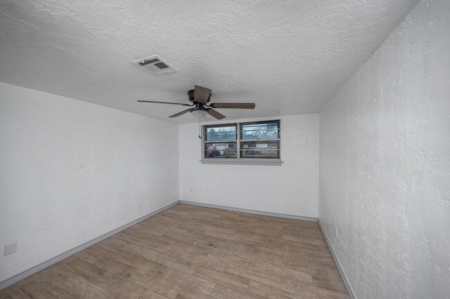 Building Photo - 508 NW Woodridge Dr