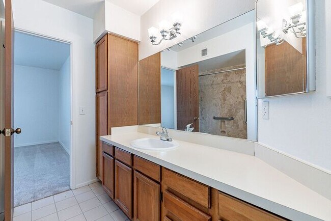 Building Photo - Move-In Ready 2-Bed Tucson Home with Natur...