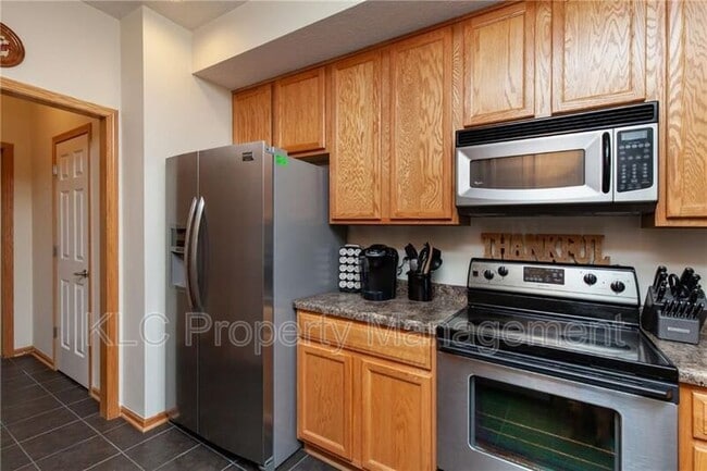 Building Photo - 946 Red Hawk Way SE