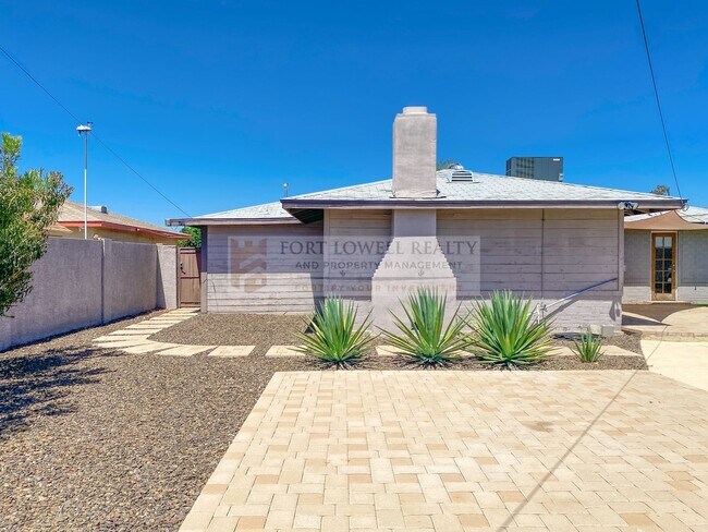 Building Photo - Beautiful 3 Bed, 2 Bath with Pool!! NO HOA!!! (Available on 05/01/26)