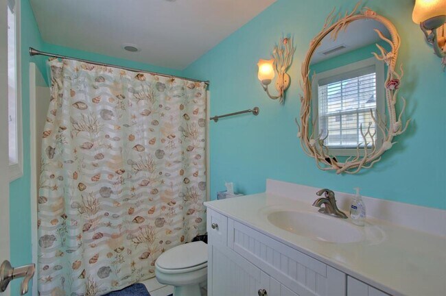 Building Photo - 5BR, 4BA Townhome - Pet Friendly with Beac...
