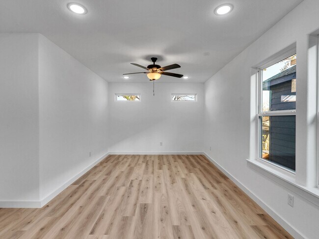 Building Photo - ? 3 Bed / 2.5 Bath Duplex – Spacious & Move-In Ready! ?