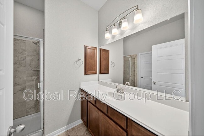 Building Photo - 812 Silver Fox