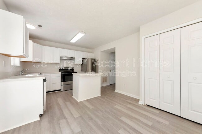 Building Photo - 9907 Warwick Pl
