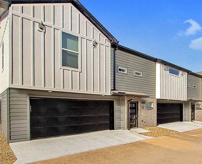 Building Photo - 2 Bed 2 Bath 2 Car Garage Townhome in Rock...