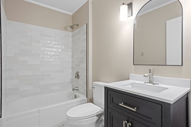 Building Photo - 3 bedroom, 1 bath home close to Gulfstream...