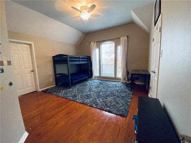 Building Photo - 10025 Circleview Dr