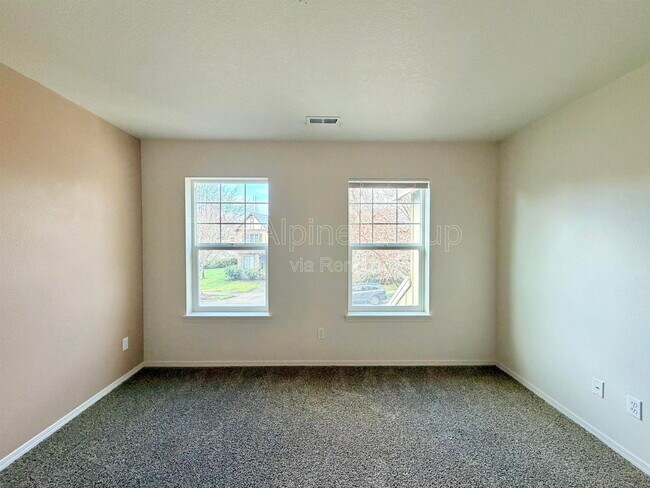 Building Photo - 958 SE Roundelay St