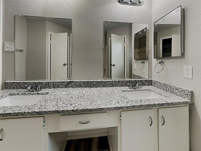 Building Photo - 11122 Drakeland Dr