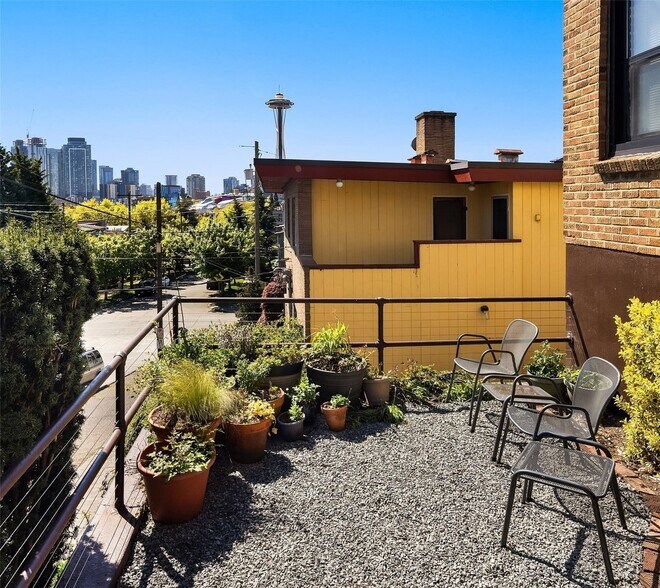 Building Photo - 909 4th Ave N