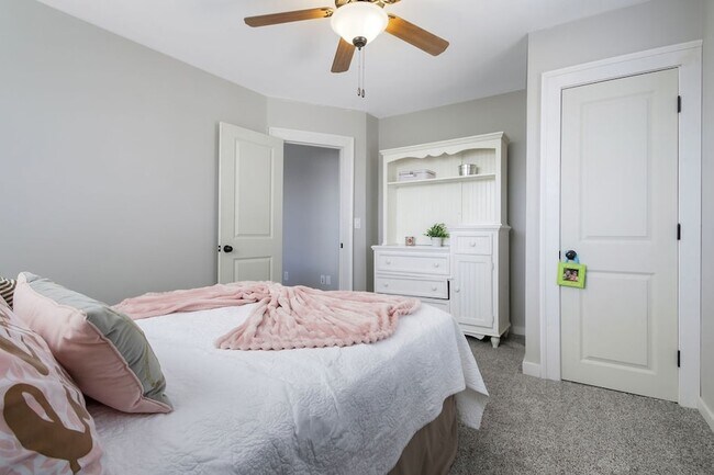 Building Photo - 647 Sire Ave