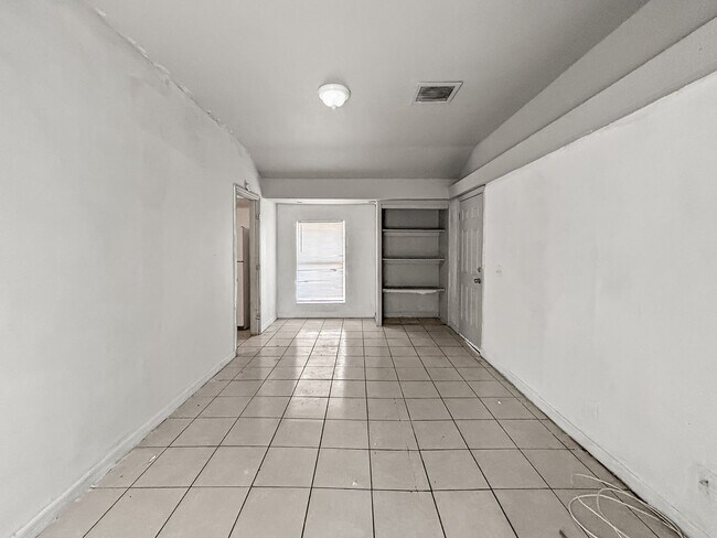 Building Photo - Spacious Tampa Home for Rent | Great Location & Large Yard! 3bed |2bath